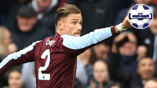 لاعبو أستون فيلا وليدز يونايتد يتنافسون على الكرة في مباراة بالدوري الإنجليزي الممتاز.