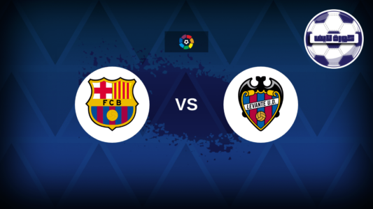 لاعبون من برشلونة وليفانتي يتنافسون على الكرة خلال مباراة في الدوري الإسباني على ملعب كامب نو