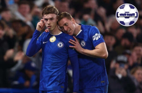 لاعب من تشيلسي ينافس لاعبًا من بيرنلي على الكرة في مباراة بالدوري الإنجليزي الممتاز