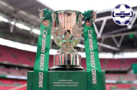 شعار كأس الرابطة الإنجليزية للمحترفين لموسم 2025/26 مع خلفية لملعب ويمبلي