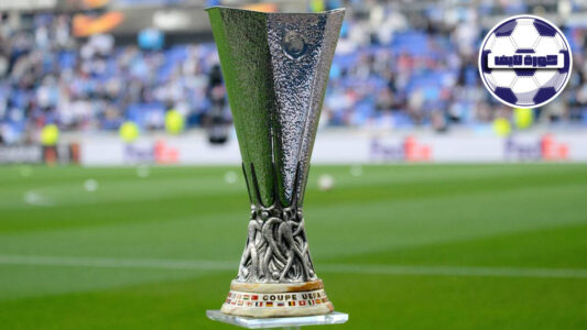 شعار بطولة الدوري الأوروبي مع أسماء الفرق المتنافسة في الخلفية
