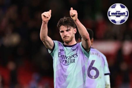 ديكلان رايس لاعب أرسنال وإنزو فيرنانديز لاعب تشيلسي في صراع على الكرة