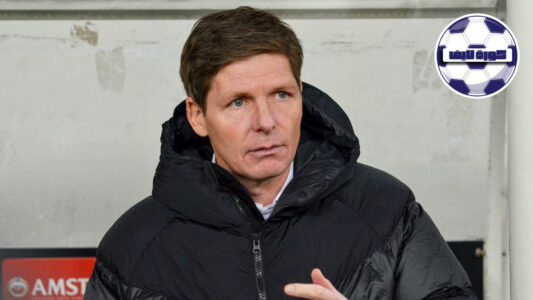 أوليفر جلاسنر مدرب كريستال بالاس يوجه لاعبيه من على خط التماس