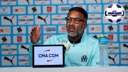 حبيب بيي، مدرب مارسيليا الجديد، يبدو قلقًا على خط التماس خلال مباراته الأولى أمام بريست