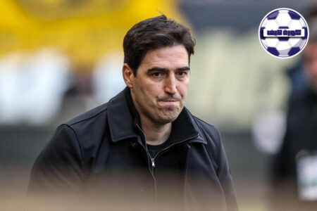 المدرب أندوني إيراولا يوجه لاعبيه بتعابير وجه محبطة خلال مباراة بورنموث ضد سندرلاند في الدوري الإنجليزي الممتاز.