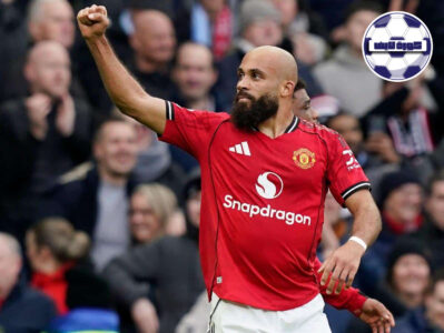 لاعب من مانشستر يونايتد يراوغ لاعبًا من إيفرتون خلال مباراة في الدوري الإنجليزي الممتاز.