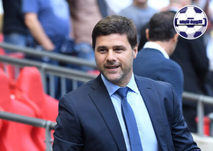 ماوريسيو بوتشيتينو يبتسم خلال مؤتمر صحفي مع شعار توتنهام في الخلفية