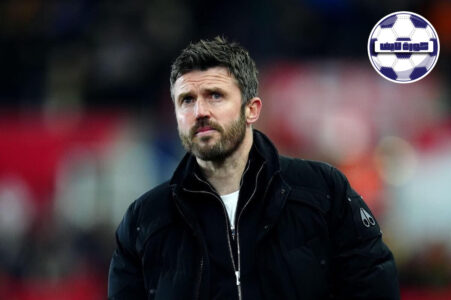 مايكل كاريك يوجه لاعبي مانشستر يونايتد من على خط التماس في ملعب أولد ترافورد.