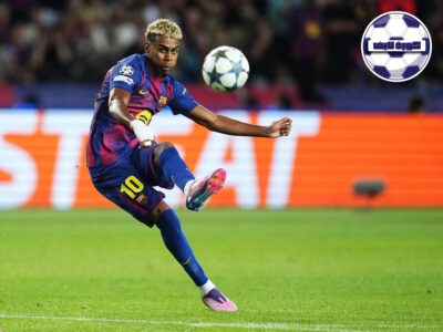 شعار دوري أبطال أوروبا يزين كرة البطولة في الملعب قبل انطلاق إحدى مباريات ربع النهائي لموسم 2026.