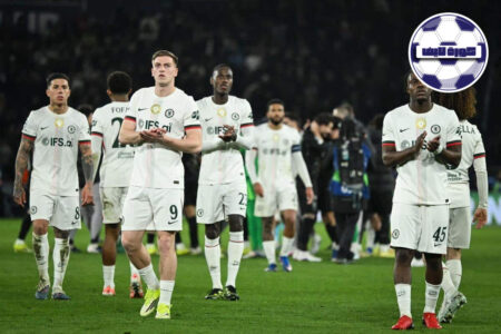 شعار نادي تشيلسي مع شعار الدوري الإنجليزي الممتاز في الخلفية، يرمزان إلى عقوبات تشيلسي المالية.