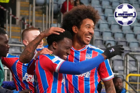 شعار نادي كريستال بالاس على خلفية ملعب كرة قدم أوروبي