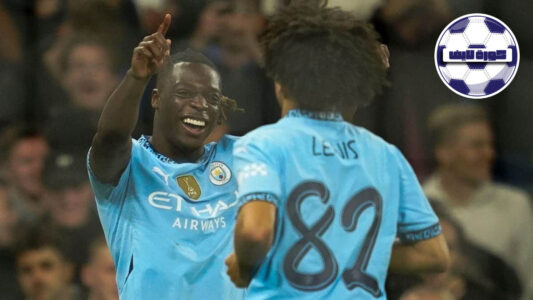 الجناح البلجيكي جيريمي دوكو يركض بالكرة بقميص مانشستر سيتي خلال مباراة في دوري أبطال أوروبا