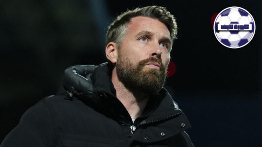 روب إدواردز مدرب ولفرهامبتون يوجه لاعبيه بحماس على خط التماس خلال مباراة في الدوري الإنجليزي