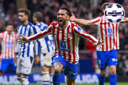 لاعبو أتلتيكو مدريد يحتفلون بالفوز المثير في الدوري الإسباني