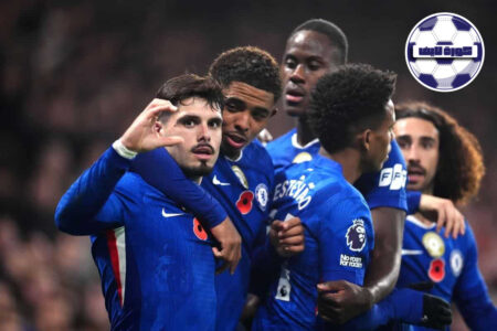 لاعبون من إيفرتون وتشيلسي يتنافسون على الكرة في مباراة بالدوري الإنجليزي الممتاز