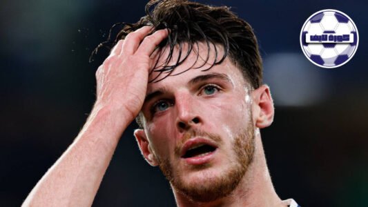 لاعب كرة قدم ينظر بقلق من على دكة البدلاء، يرمز إلى لاعبين يجب بيعهم في فانتازي الجولة 29.