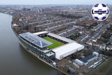 لاعبو فولهام وساوثهامبتون يتنافسون على الكرة في مباراة كأس الاتحاد الإنجليزي على ملعب كرافن كوتيج