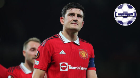 هاري ماغواير مدافع مانشستر يونايتد يوجه فريقه في الملعب