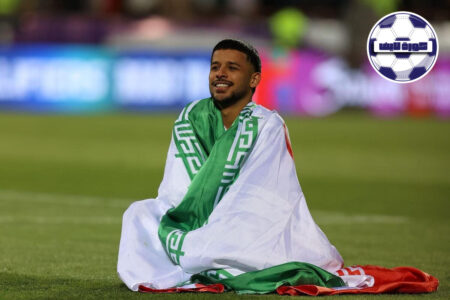 شعار كأس العالم 2026 مع علمي إيران والولايات المتحدة في الخلفية يرمزان للتوتر السياسي.