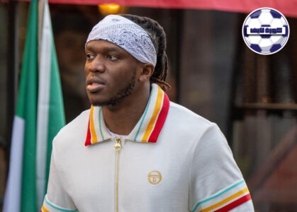 اليوتيوبر KSI بجانب شعار نادي داجنهام وريدبريدج والمدرب الجديد أندي كارول