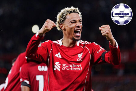 شعار نادي ليفربول على خلفية ملعب أنفيلد في ليلة أوروبية بدوري أبطال أوروبا