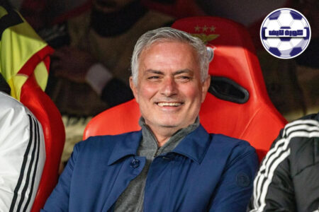 جوزيه مورينيو يصرخ غاضباً على خط التماس خلال مباراة بنفيكا وبورتو.