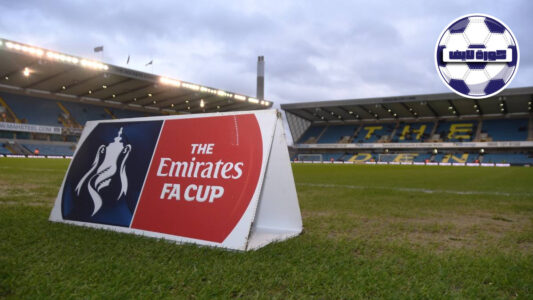 مدرب بورت فيل جون برادي يوجه لاعبيه بقلق خلال إحدى المباريات