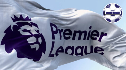 مشهد ليلي لملعب كرة قدم مضاء بأنوار كاشفة مع شعارات البطولات الأوروبية