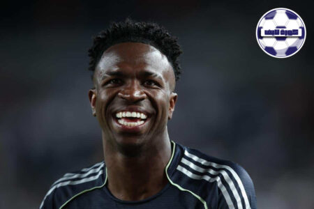 شعار نادي ريال مدريد على خلفية ملعب سانتياغو برنابيو في ليلة من ليالي دوري أبطال أوروبا