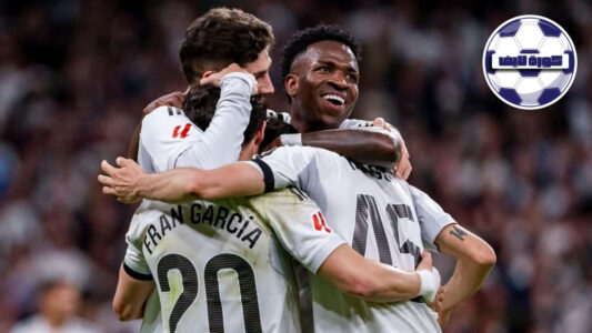 لاعبو ريال مدريد يحتفلون بتسجيل هدف في مرمى إلتشي خلال مباراة الدوري الإسباني