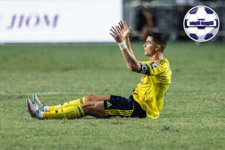 كريستيانو رونالدو قائد النصر يمسك بساقه متألمًا في الملعب