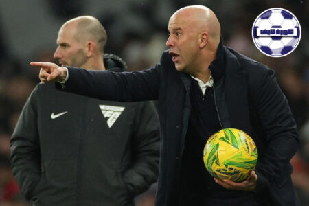 آرني سلوت مدرب ليفربول يوجه لاعبه الشاب ريو نغوموها خلال مباراة في ملعب أنفيلد