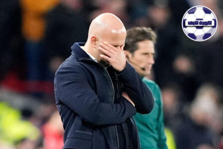 المدرب آرني سلوت يبدو محبطًا على خط التماس خلال مباراة ليفربول وولفرهامبتون.