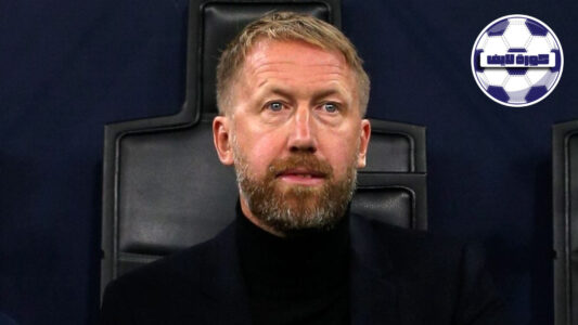 المدرب جراهام بوتر يصافح المسؤولين بعد تجديد عقده مع منتخب السويد