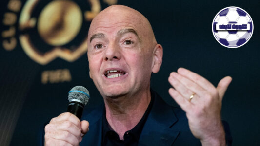 شعار كأس العالم 2026 الرسمي مع خلفية تظهر أعلام الدول المستضيفة أمريكا والمكسيك وكندا