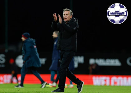 لاعبو ريكسهام يحتفلون بالفوز على سوانزي سيتي في دوري البطولة الإنجليزية.